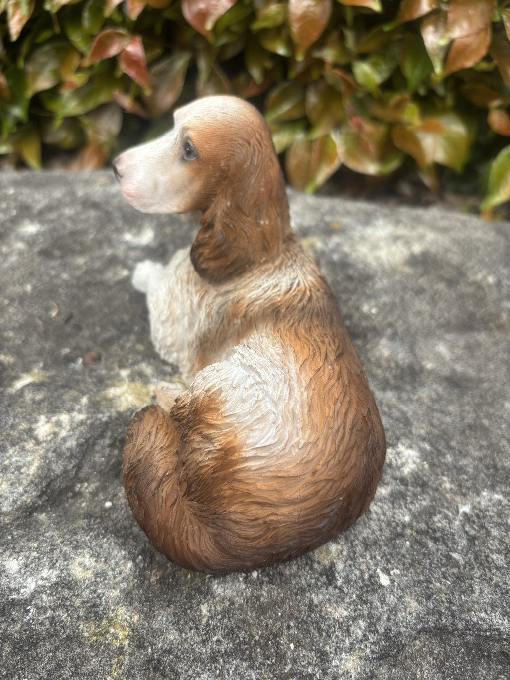 22nice4me Garden Statues resin Springer Spaniel dog ornament in brown and white with textured fur, side view.