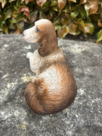 22nice4me Garden Statues resin Springer Spaniel dog ornament in brown and white with textured fur, side view.