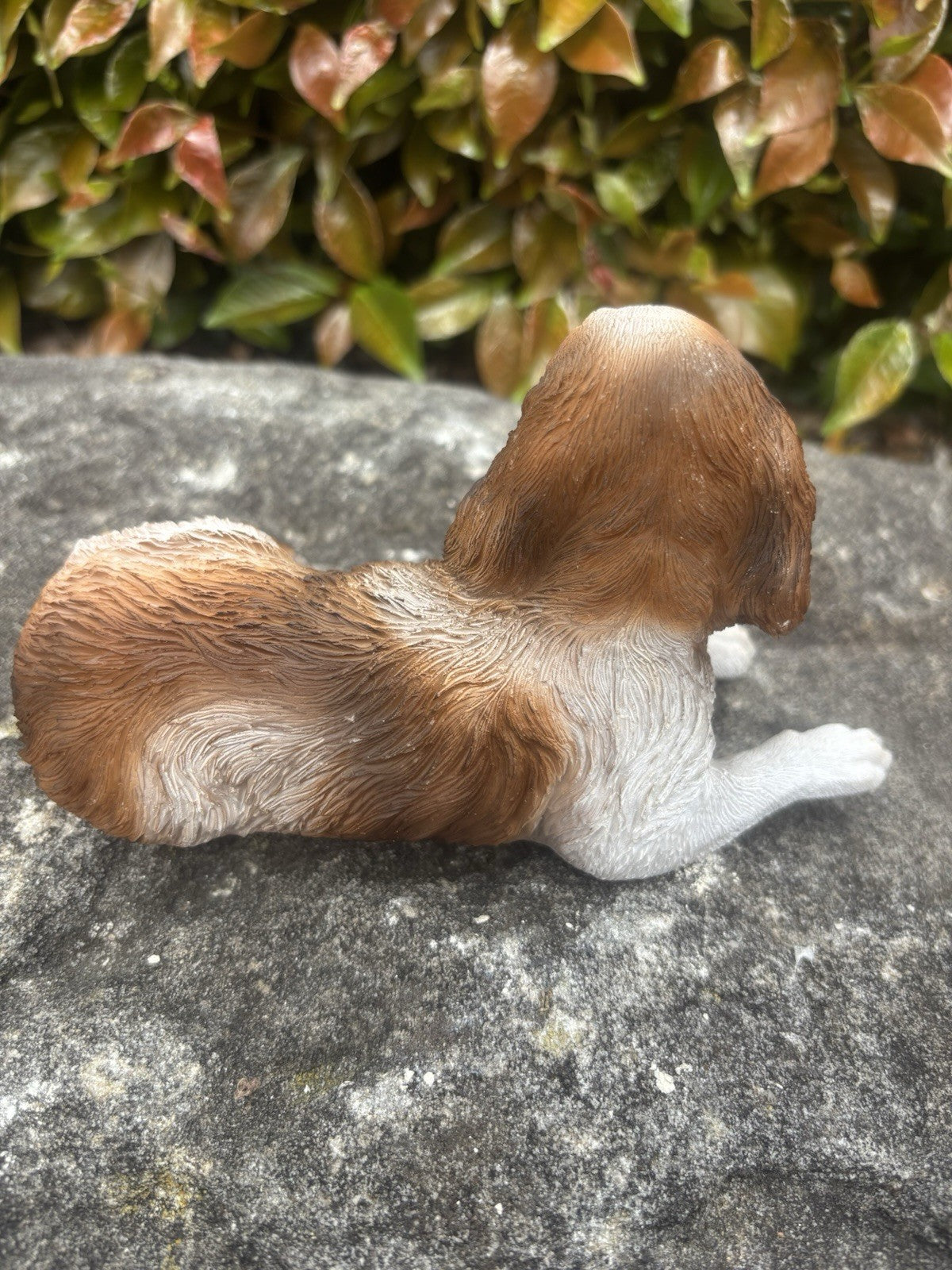 22nice4me Garden Statues resin Springer Spaniel dog ornament in a lying pose with brown and white textured fur