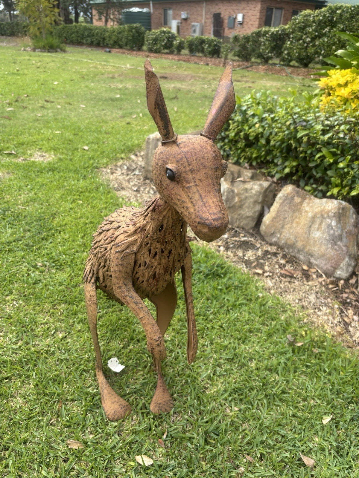 22nice4me Garden Statues metal kangaroo sculpture with a rustic brown finish standing on a green lawn.