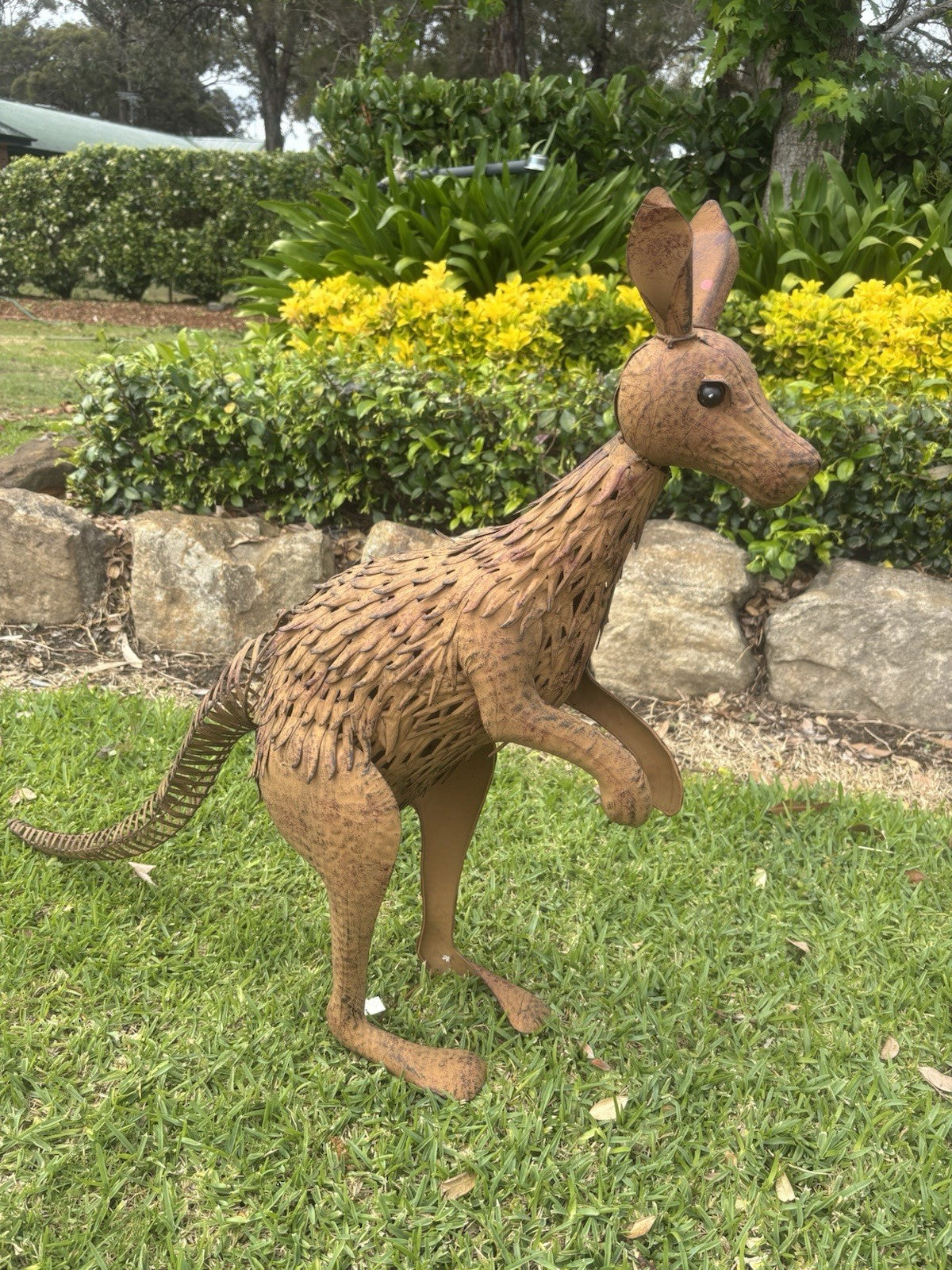 22nice4me Garden Statues metal kangaroo sculpture with a rustic brown finish standing on a green lawn.