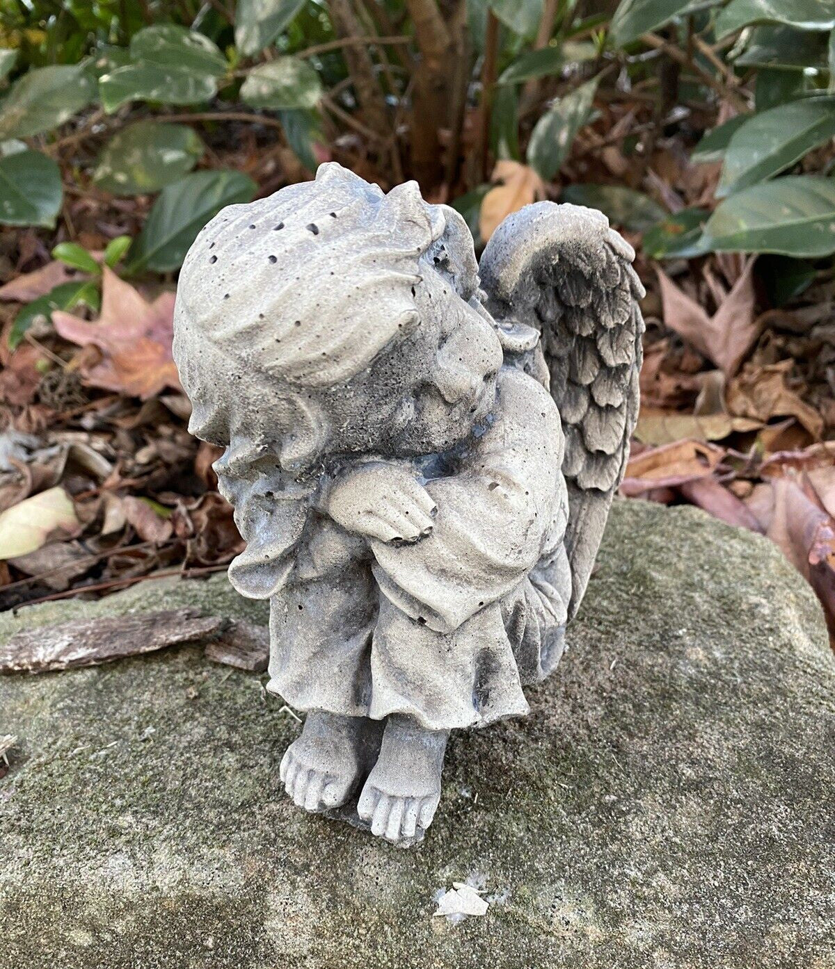 22nice4me Garden Statues sleeping angel memorial ornament in grey concrete with a hand-painted matte finish