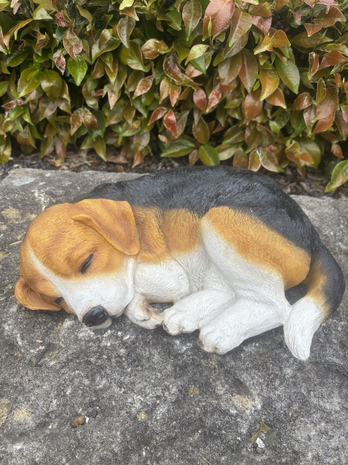 22nice4me Garden Statues resin sleeping Beagle dog ornament with realistic tan, white, and black fur on stone