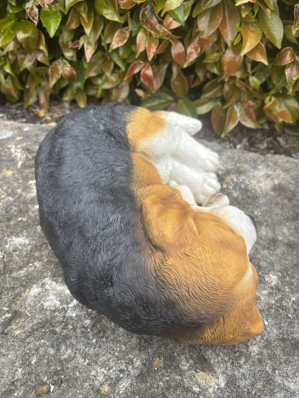 22nice4me Garden Statues sleeping beagle dog ornament in resin with realistic black, tan, and white fur texture.