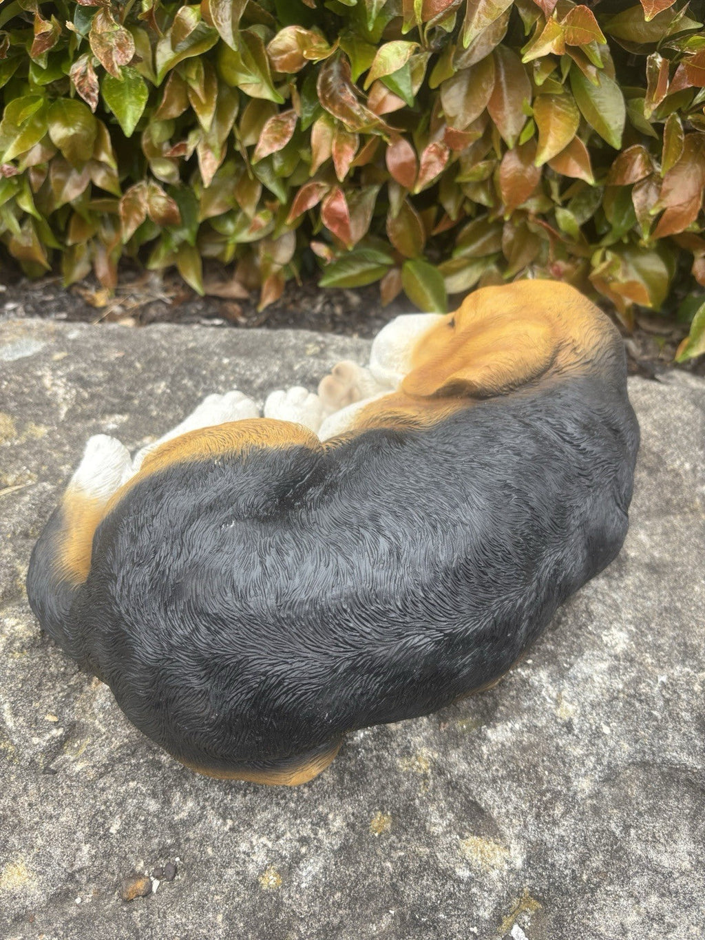 22nice4me Garden Statues resin sleeping Beagle dog ornament with realistic black, tan, and white fur texture