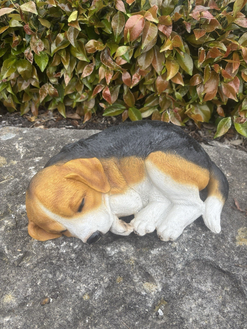22nice4me Garden Statues resin sleeping Beagle dog ornament with realistic tan, white, and black fur on a stone base.