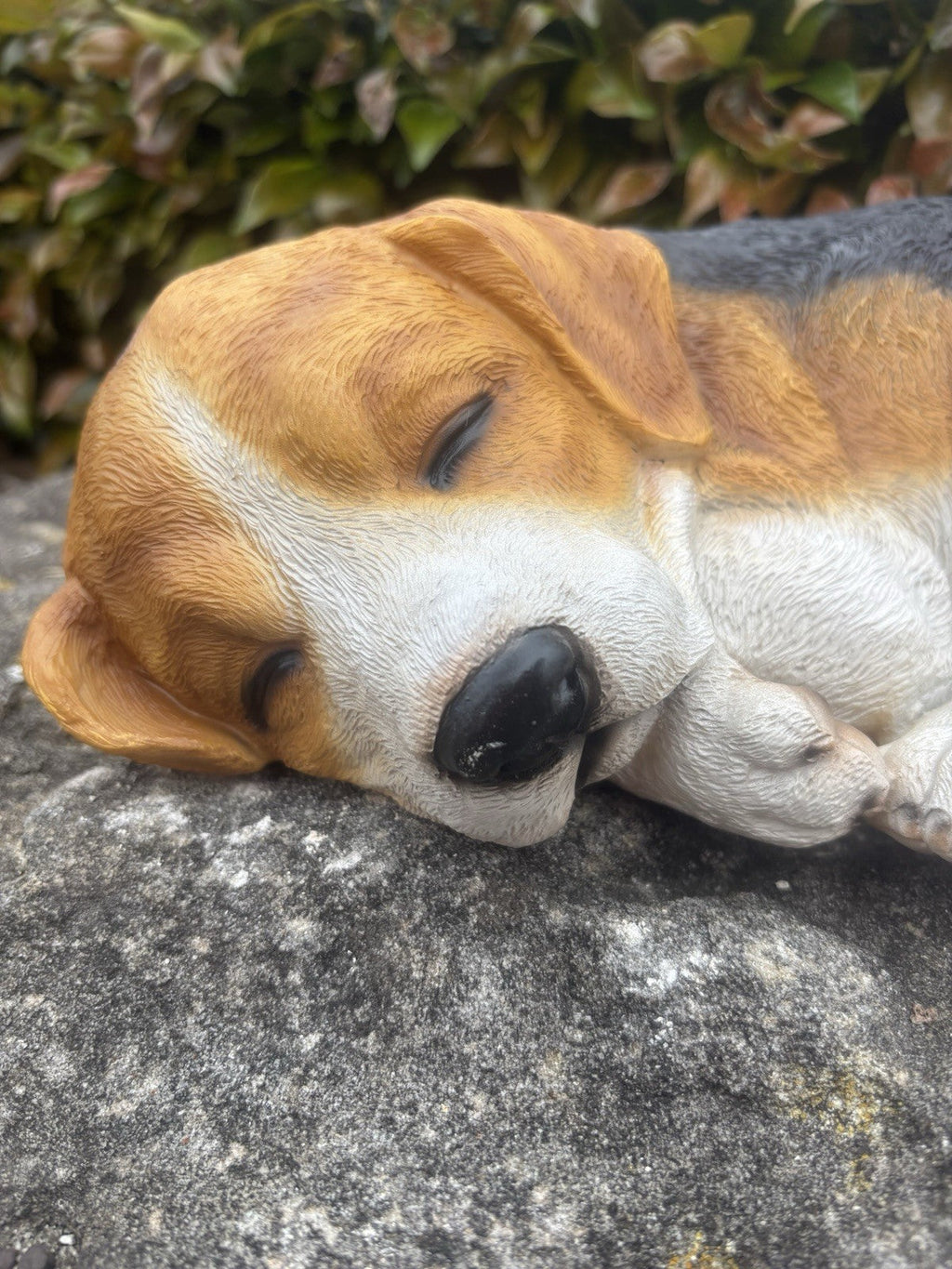 22nice4me Garden Statues resin sleeping Beagle ornament with realistic tan, white, and black fur on a stone surface