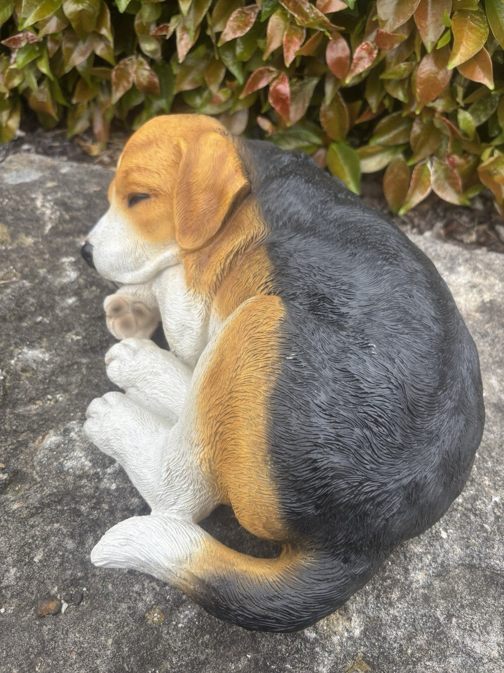 22nice4me Garden Statues resin sleeping Beagle dog ornament with realistic tan, white, and black textured fur