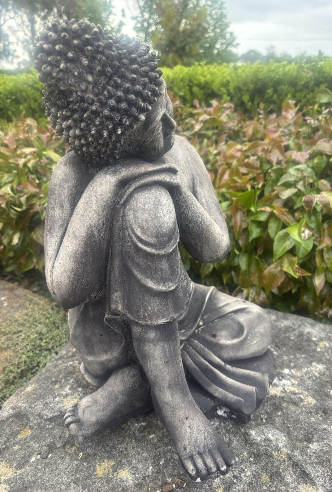 22nice4me Garden Statues sleeping Buddha garden ornament in dark grey weathered concrete for Zen meditation spaces