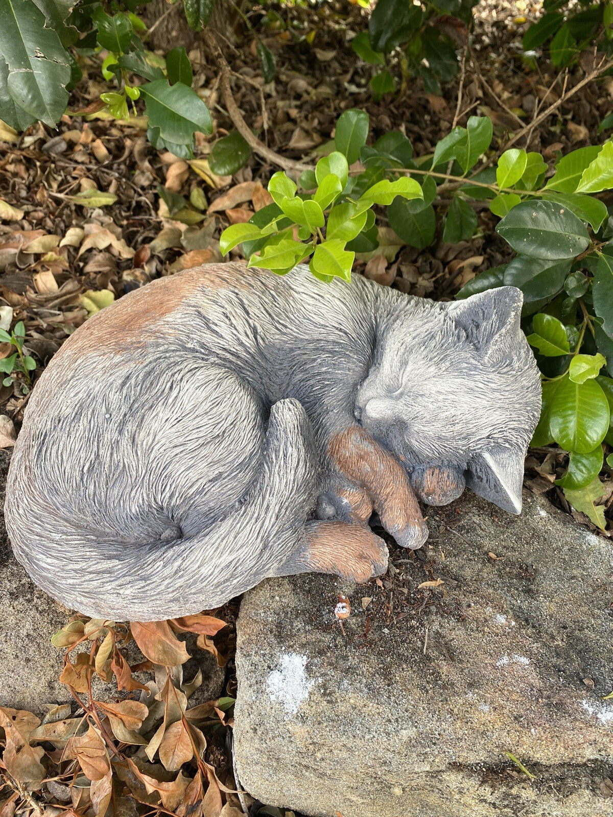 22nice4me Garden Statues hand-painted concrete sleeping cat memorial statue with an antique grey finish in a garden