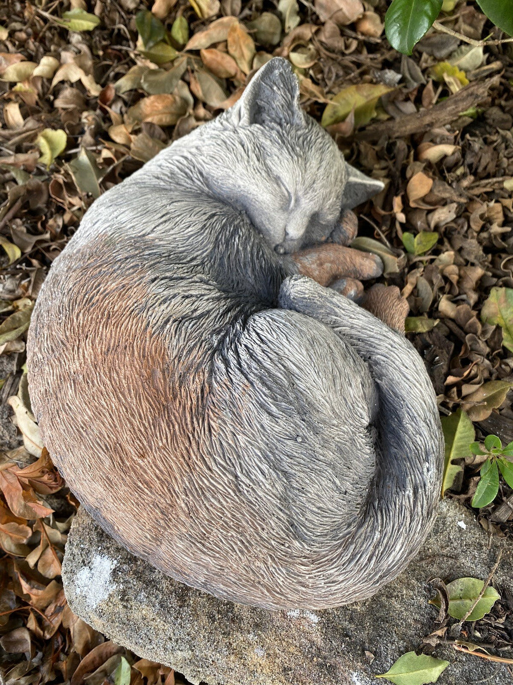 22nice4me Garden Statues grey concrete sleeping cat memorial statue with hand-painted antique finish in a garden