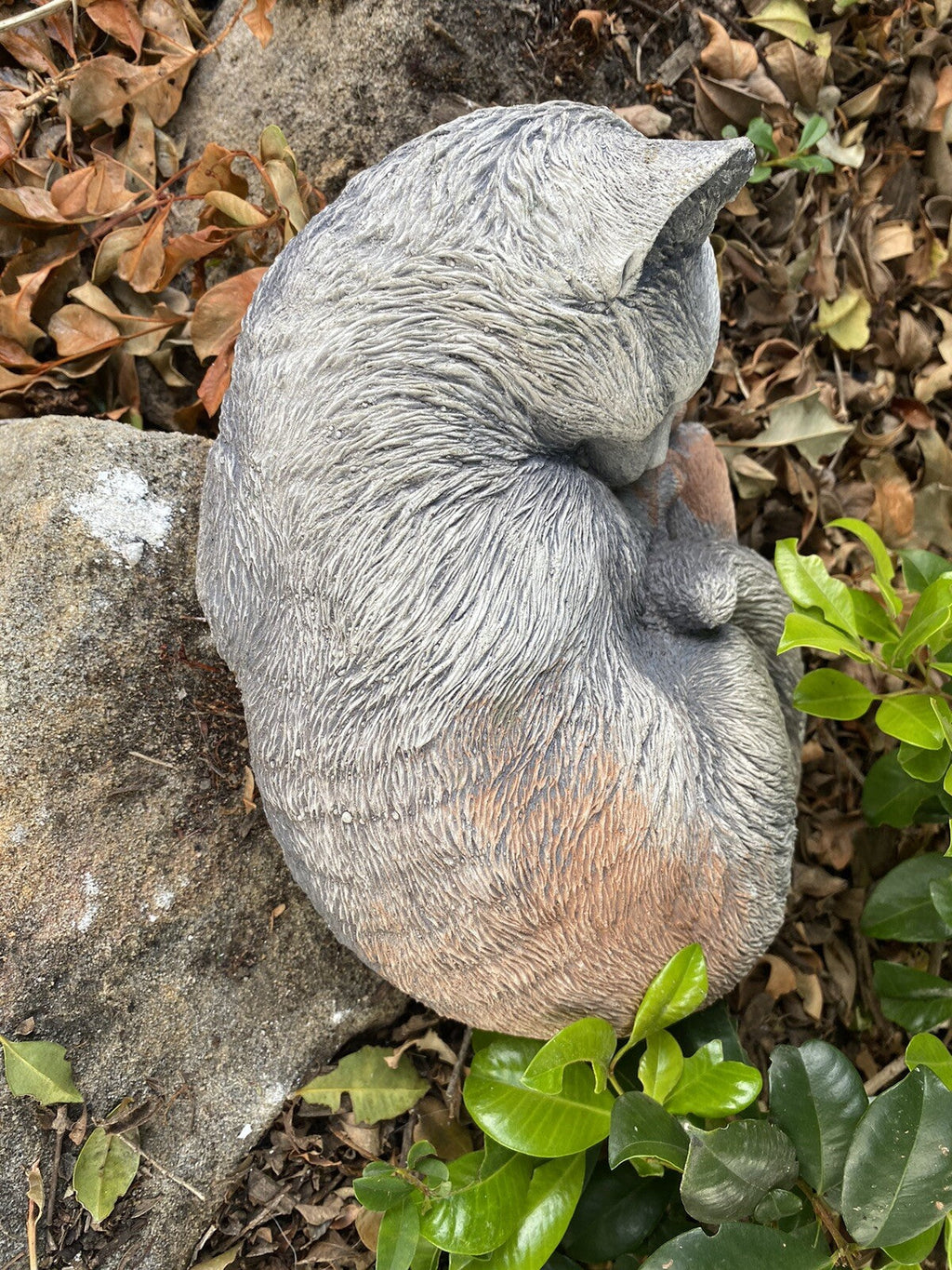 22nice4me Garden Statues sleeping cat memorial in grey concrete with an antique finish, placed in a garden setting.
