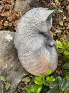 22nice4me Garden Statues sleeping cat memorial in grey concrete with an antique finish, placed in a garden setting.