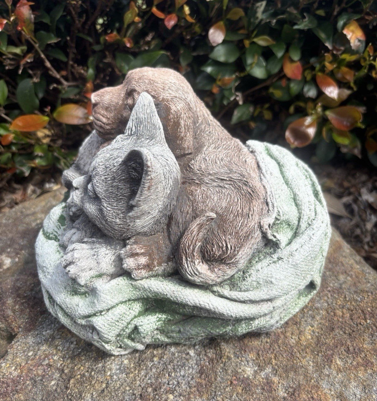 22nice4me Garden Statues concrete sleeping puppy and kitten ornament with detailed fur and green textured base