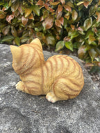 22nice4me Garden Statues resin sleeping ginger tabby cat ornament with textured fur in a curled pose on a stone base