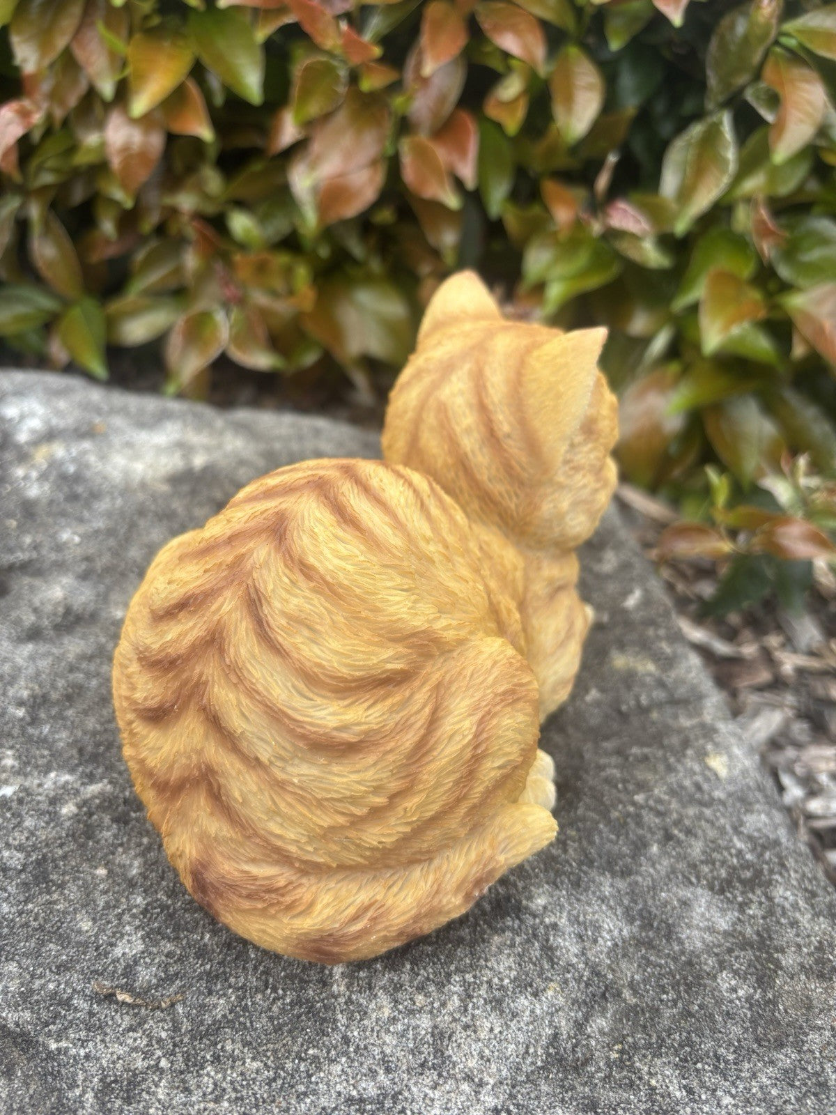 22nice4me Garden Statues sleeping ginger tabby cat ornament in resin with detailed fur texture on a stone surface