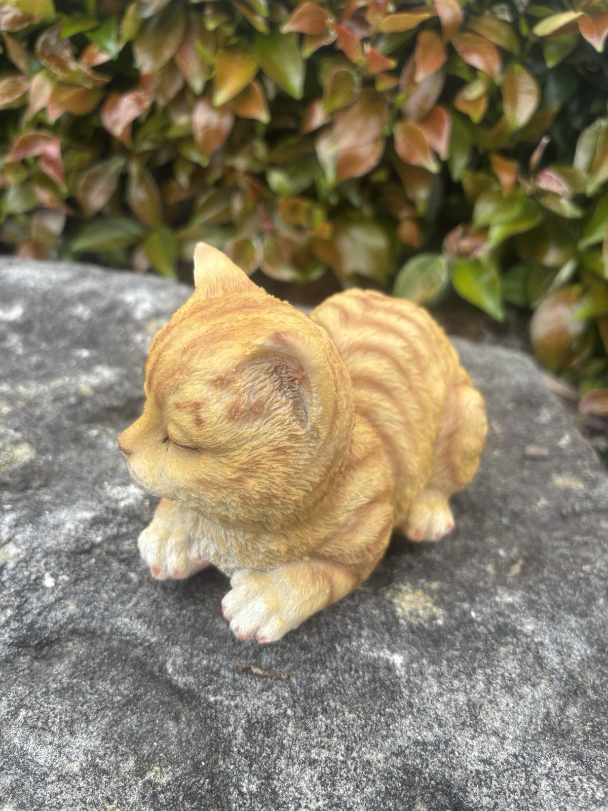 22nice4me Garden Statues resin sleeping ginger tabby cat ornament with textured fur on a stone surface