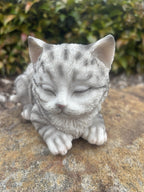 22nice4me Garden Statues resin sleeping grey tabby cat ornament with textured fur detail on a stone surface