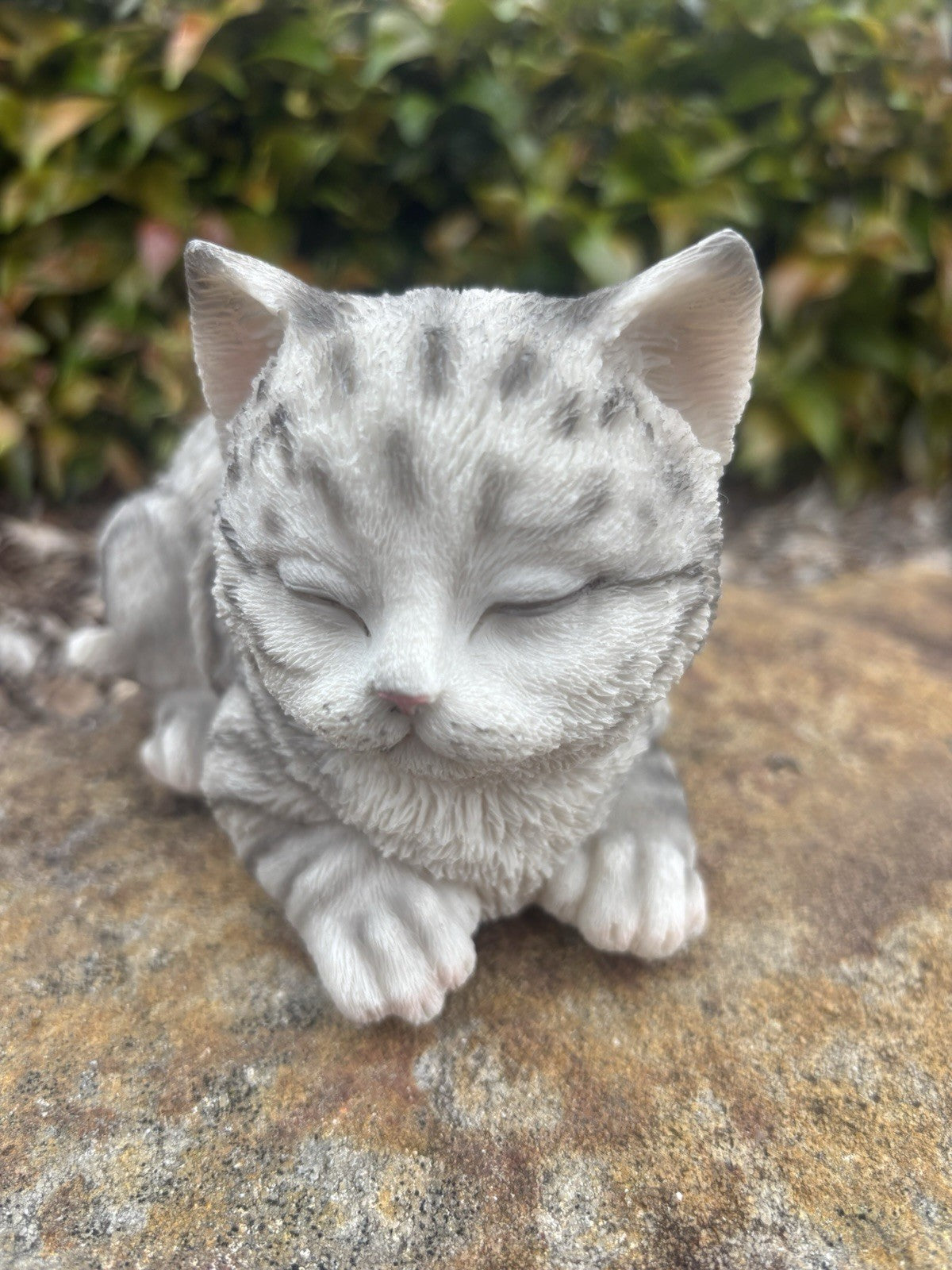 22nice4me Garden Statues resin sleeping grey tabby cat ornament with textured fur detail on a stone surface