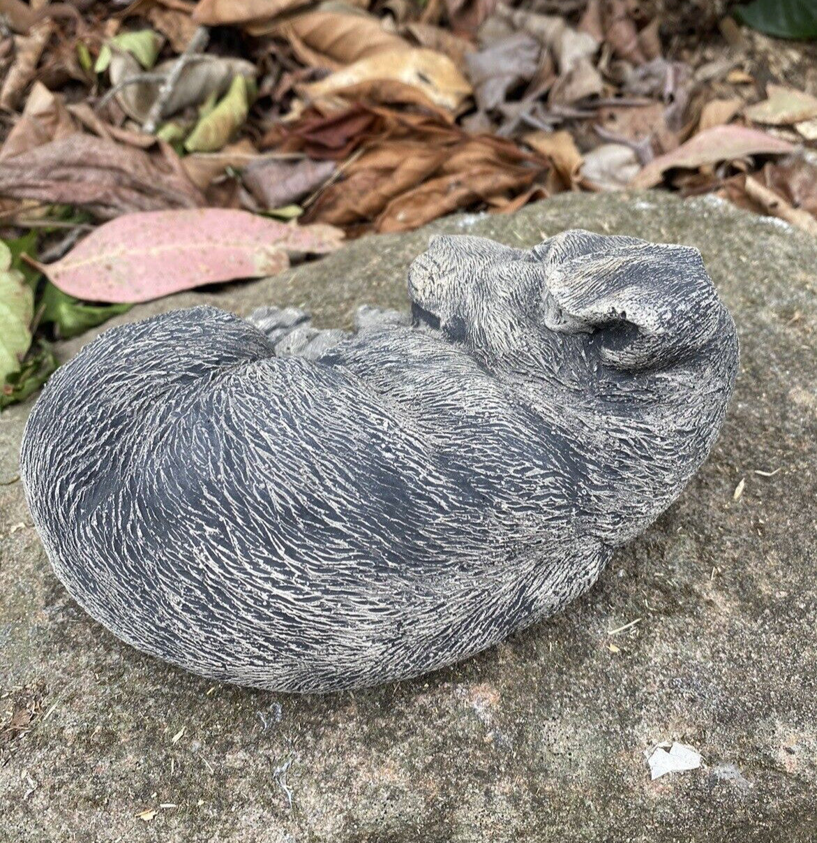 22nice4me Garden Statues sleeping Jack Russell dog ornament made of grey weather-resistant concrete on a stone surface