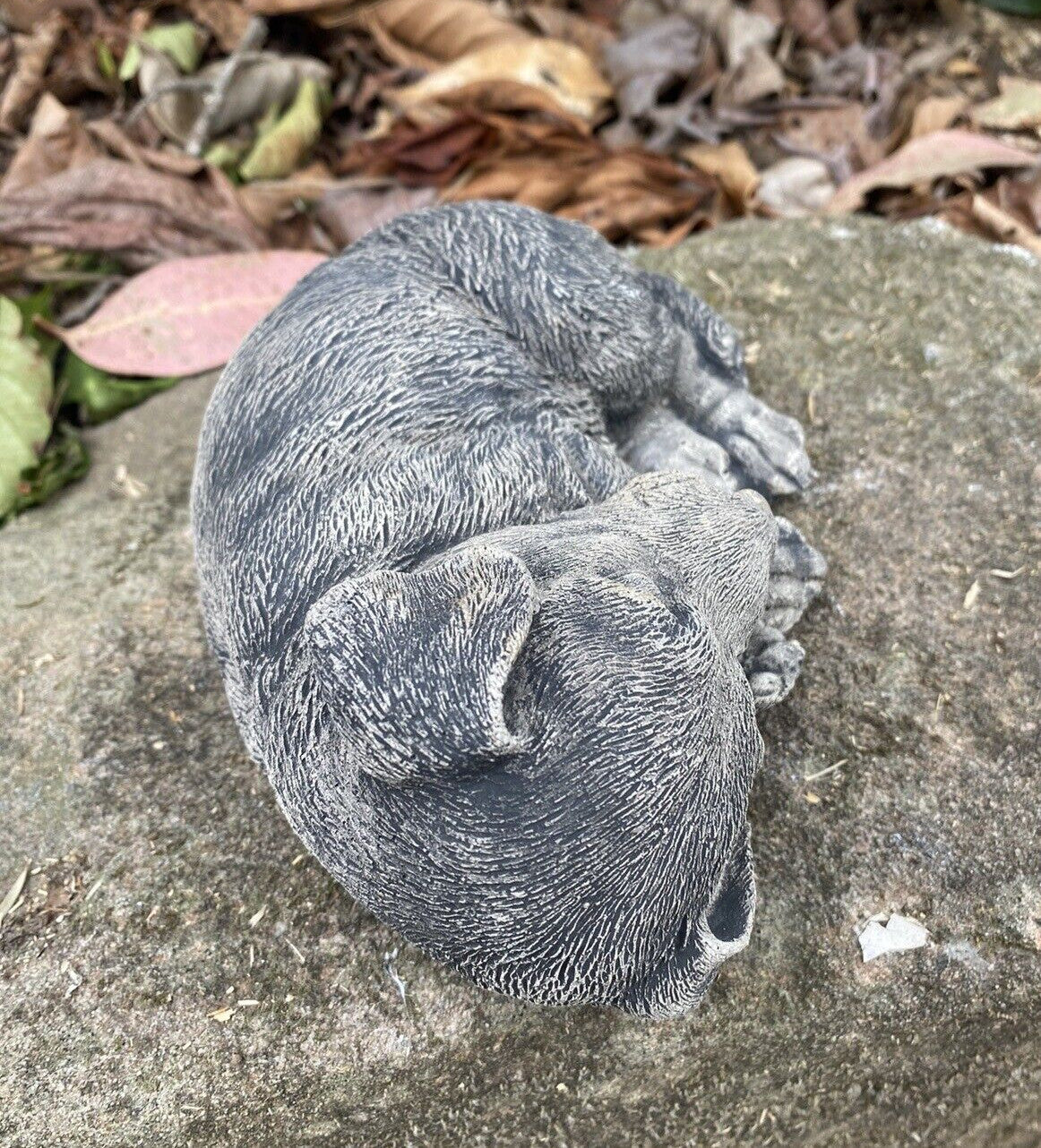 22nice4me Garden Statues sleeping Jack Russell dog ornament made of grey weather-resistant concrete on a stone surface