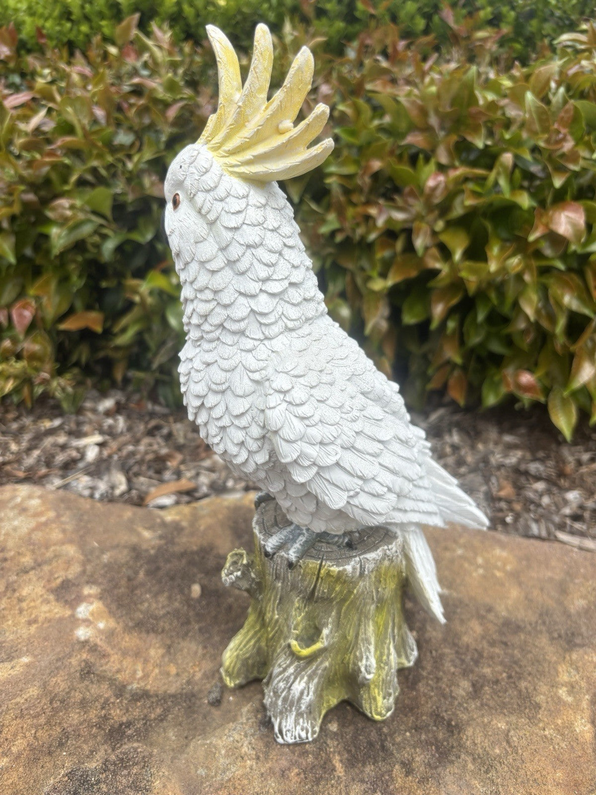 22nice4me Garden Statues white cockatoo ornament with yellow crest and textured feathers on a tree stump base