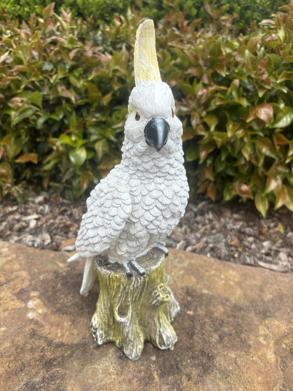 22nice4me Garden Statues resin white cockatoo ornament with yellow crest perched on a textured tree stump base