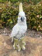 22nice4me Garden Statues resin white cockatoo ornament with yellow crest perched on a textured tree stump base