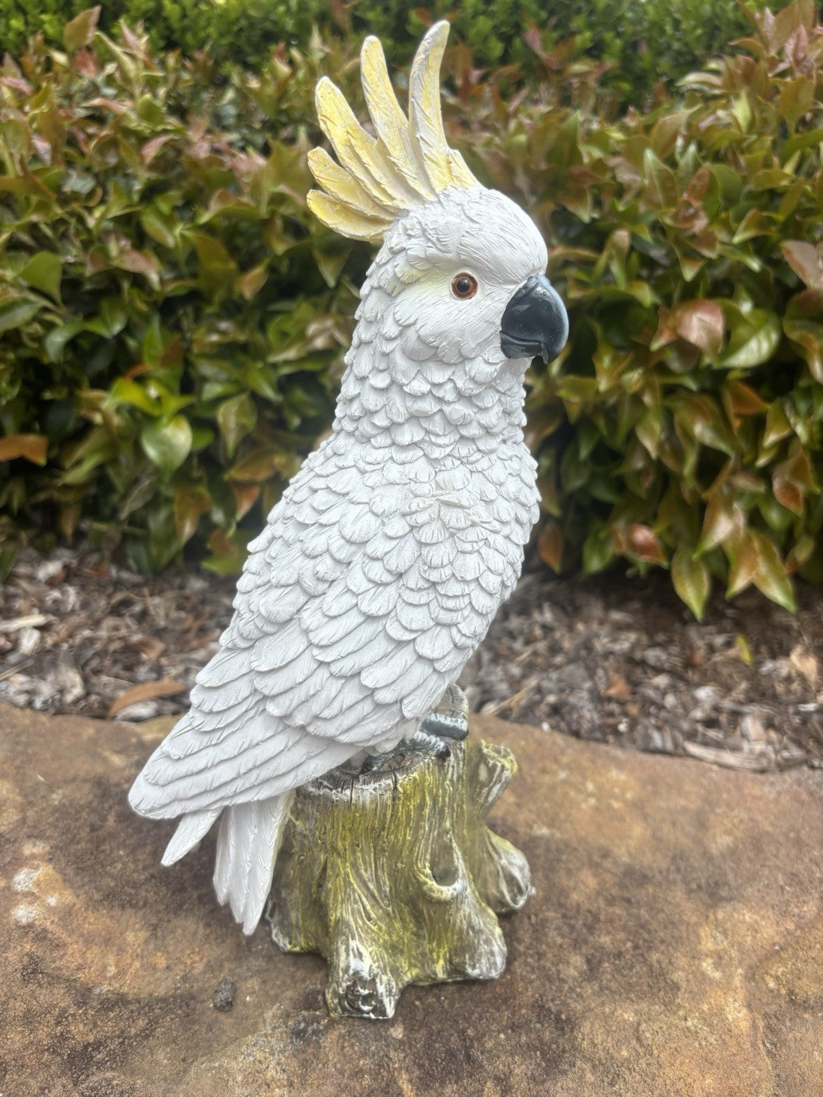 22nice4me Garden Statues white cockatoo ornament with yellow crest and detailed resin feathers on a tree stump base