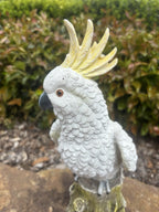 22nice4me Garden Statues white cockatoo ornament with yellow crest and detailed resin feathers on a tree stump base