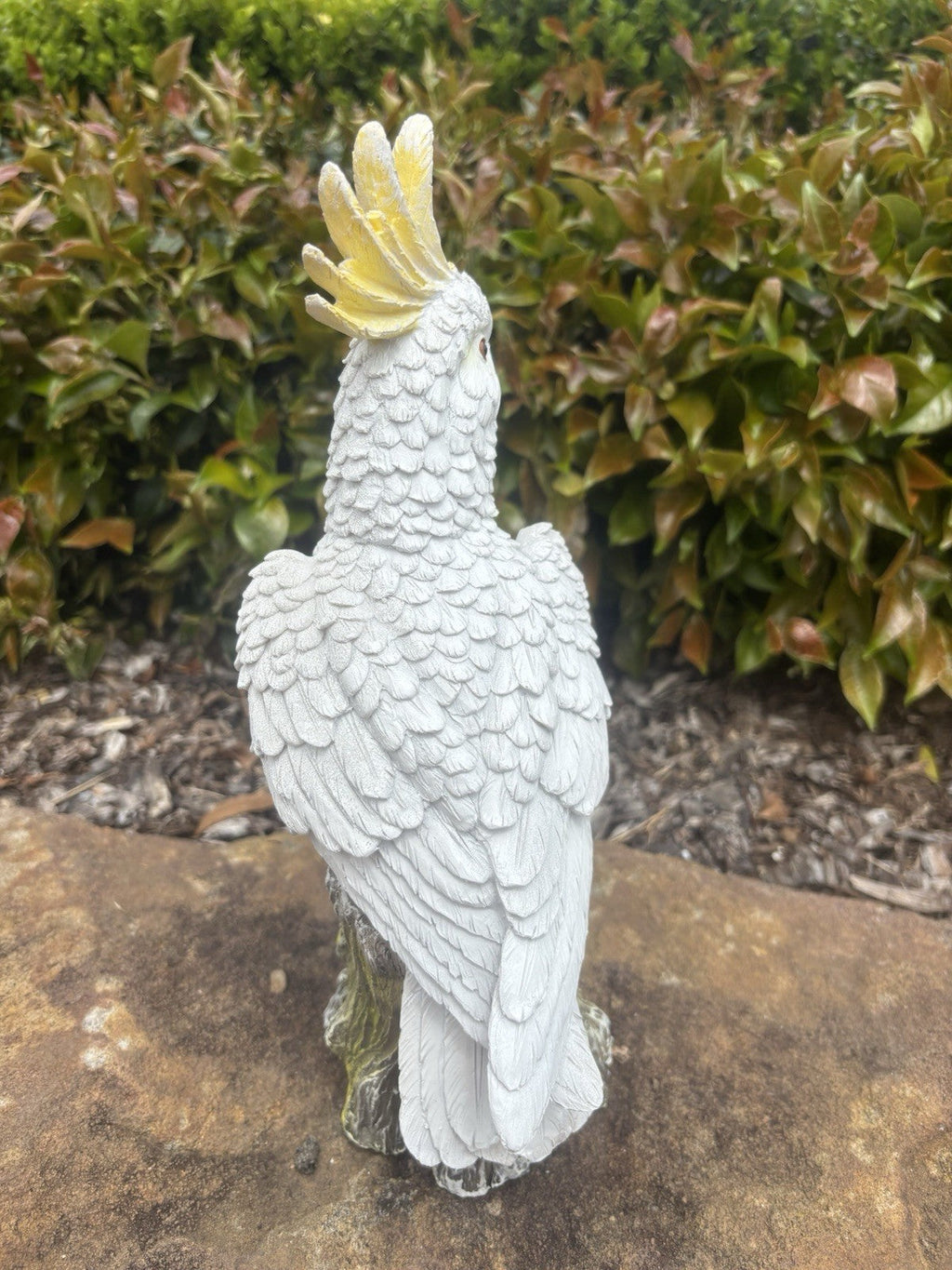 22nice4me Garden Statues white resin cockatoo ornament with yellow crest perched on a textured tree stump base