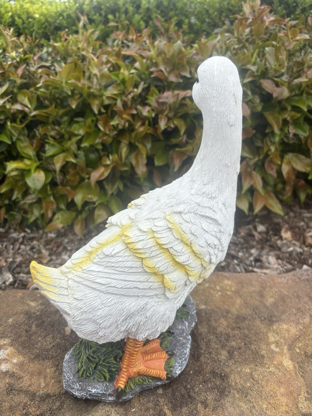 22nice4me Garden Statues white resin duck ornament with textured feathers, yellow accents, and orange feet on a base