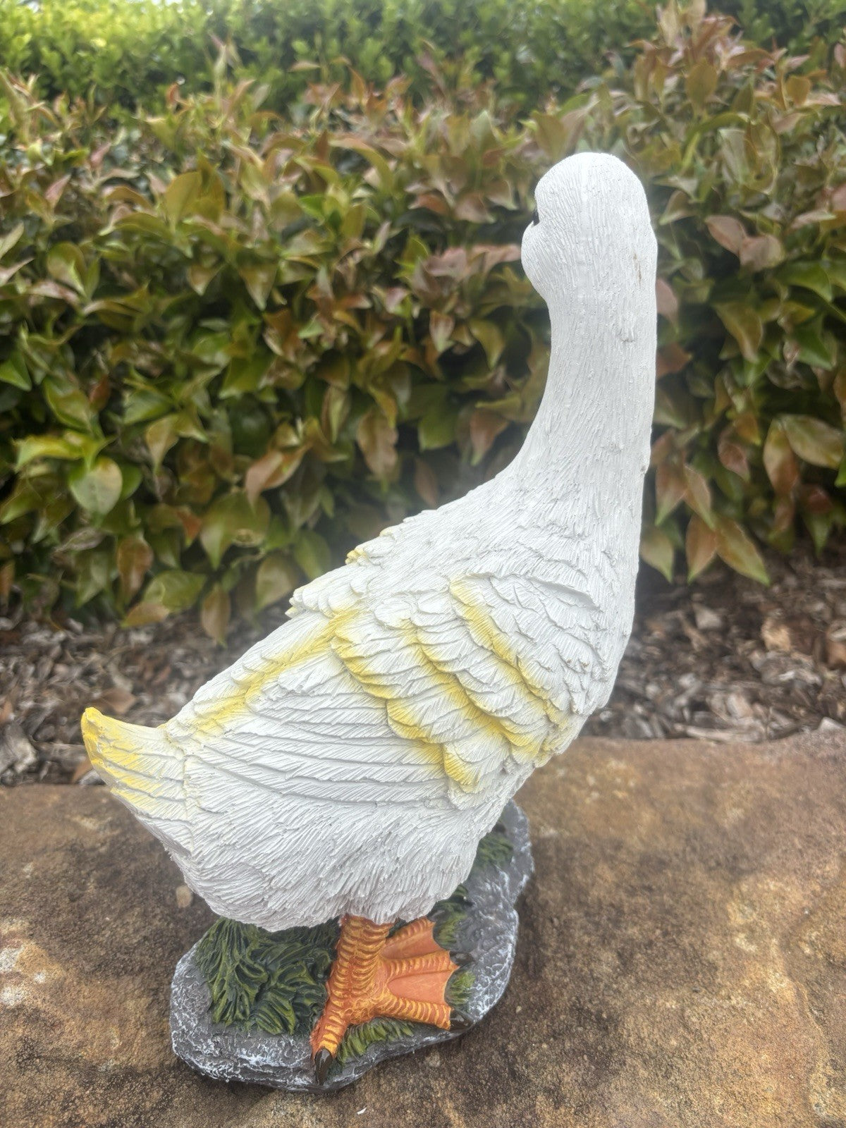 22nice4me Garden Statues white resin duck ornament with textured feathers, yellow accents, and orange feet on a base