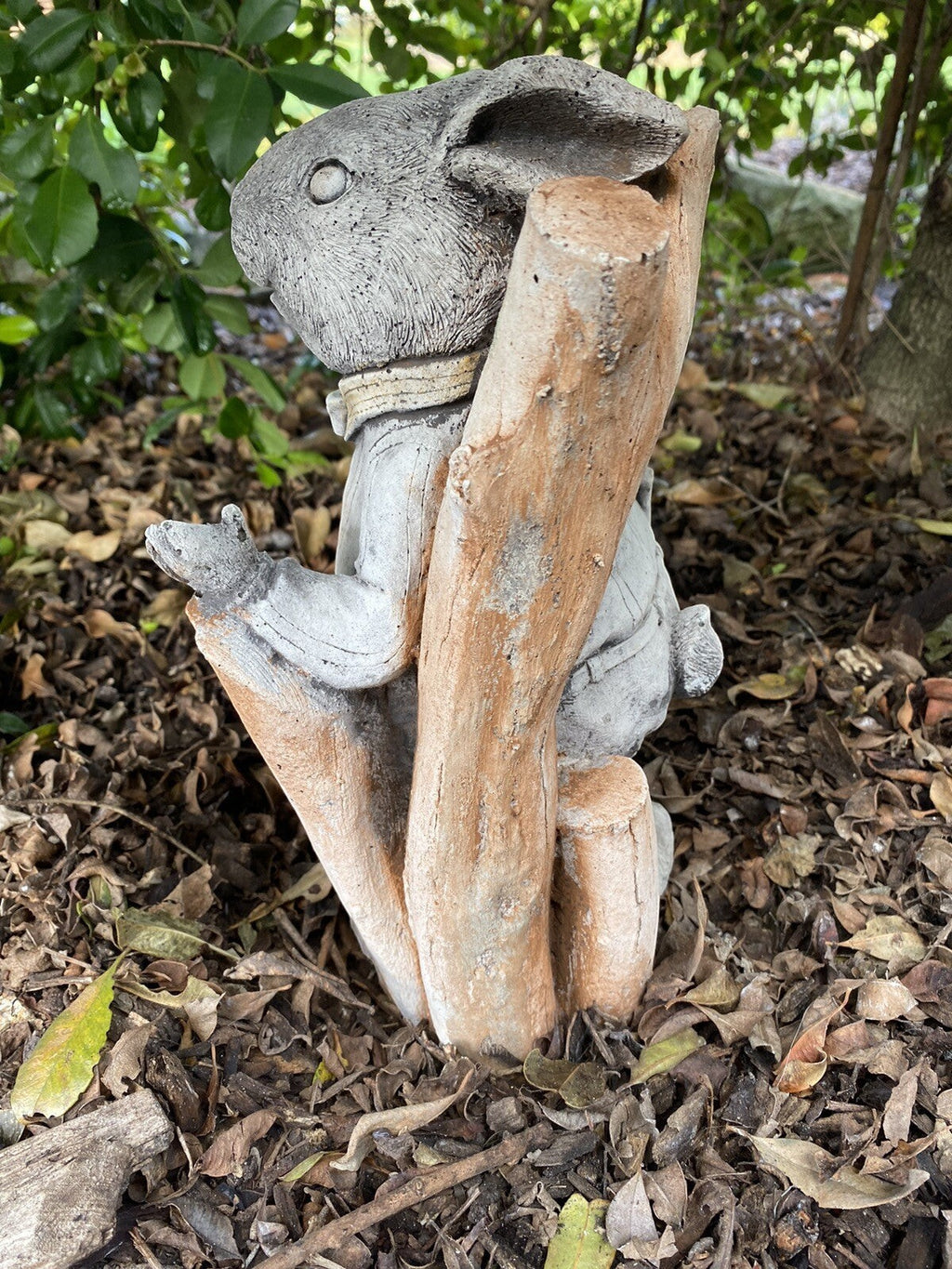 22nice4me Garden Statues Willow Father Rabbit concrete garden ornament with a hand-painted matt finish