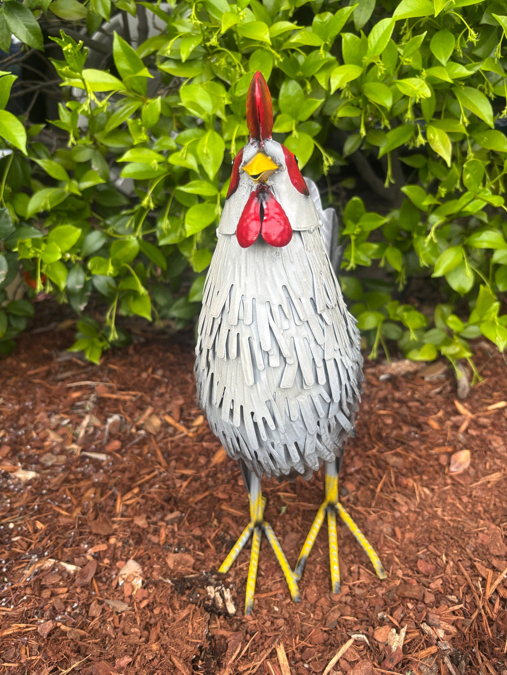 22nice4me Garden Statues metal rooster garden ornament with hand-painted red comb and yellow feet in a garden setting