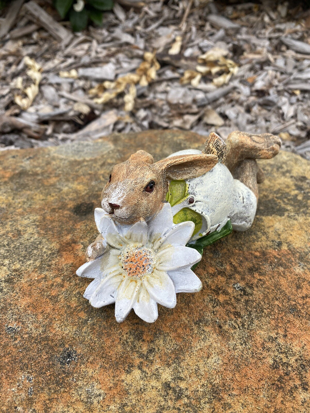 RABBIT BUNNY PAIR HOLDING DAISES ANIMAL GARDEN STATUE ORNAMENT FIGURINE