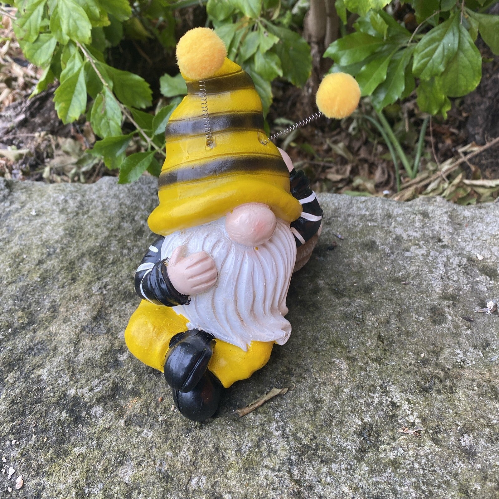 15cm Gnome Bee Holding A Daisy Home Garden Ornament Figurine Statue Decor NEW