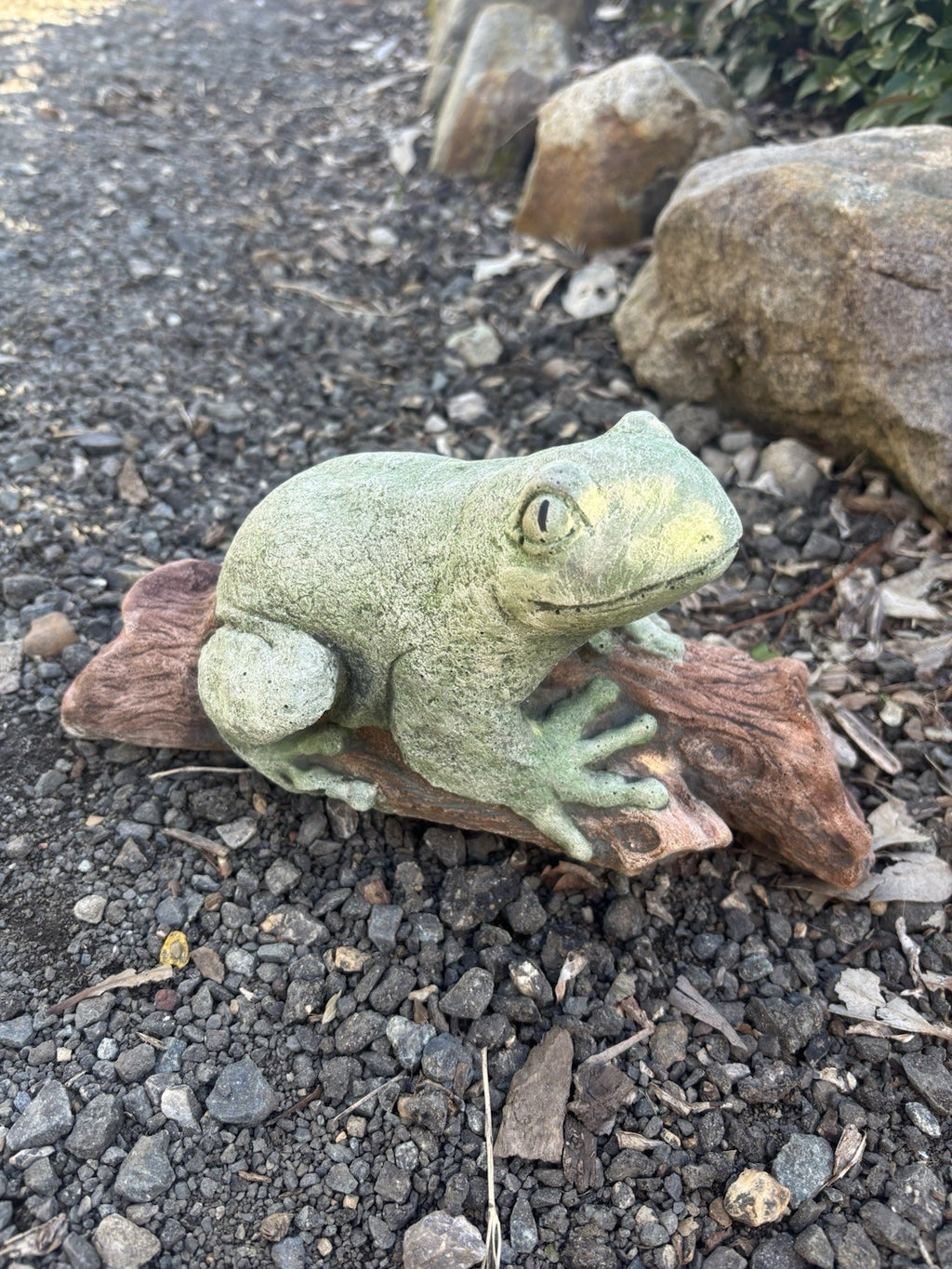 Green Tree Frog On A Log  Animal Concrete Cement Garden Statue Australian Made