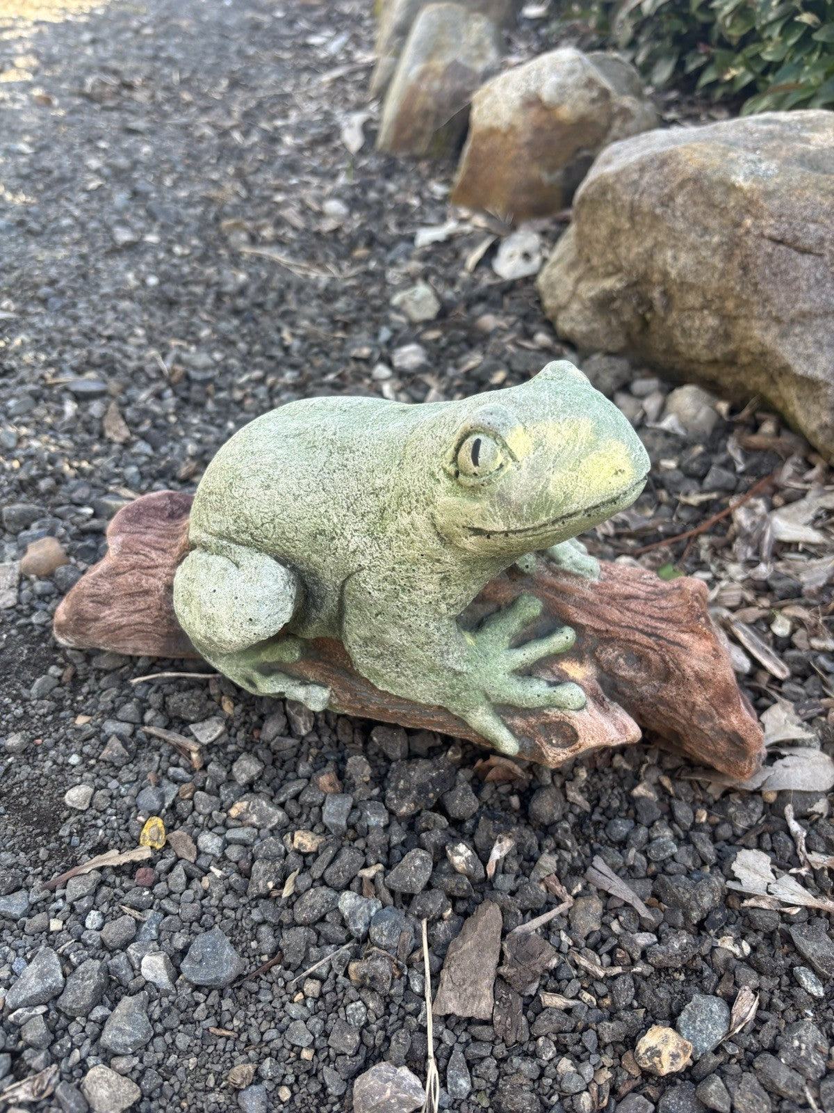 Green Tree Frog On A Log  Animal Concrete Cement Garden Statue Australian Made