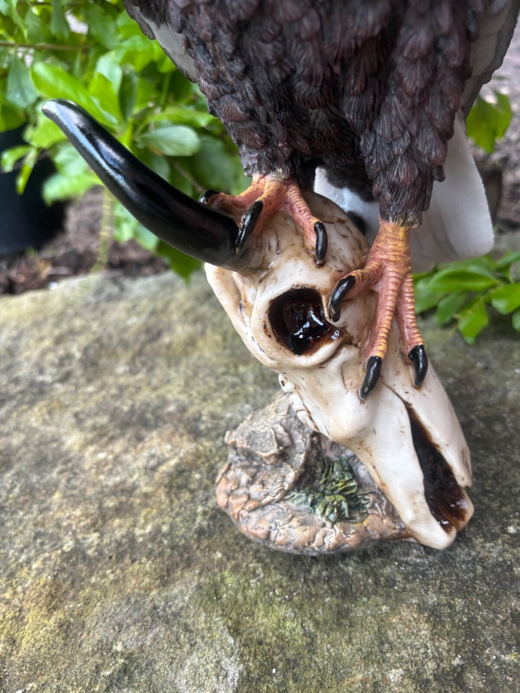 EAGLE PERCHED ON SKULL BIRD ANIMAL GARDEN STATUE ORNAMENT FIGURINE