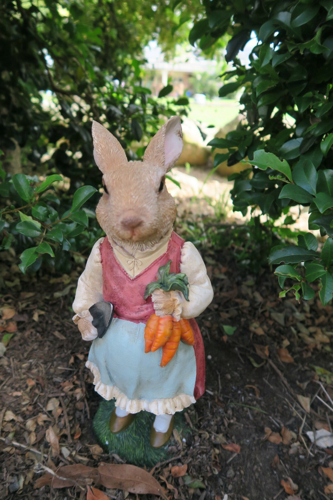 Willow Mother Rabbit Statue With Spade and Carrot Garden Statue lawn Ornament