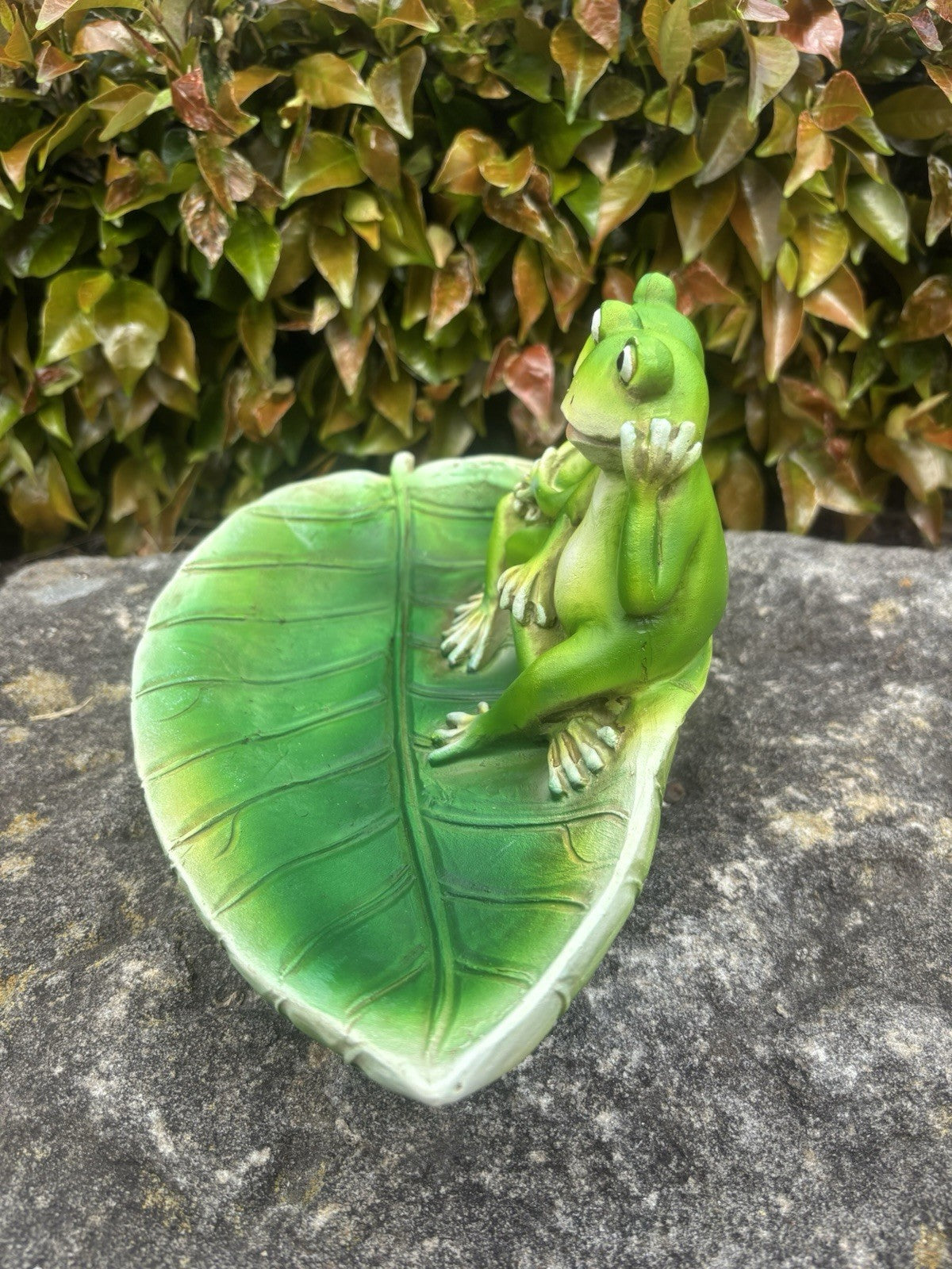 Frog Bird Feeder Fibre Clay Garden Ornament Green Leaf Outdoor Décor