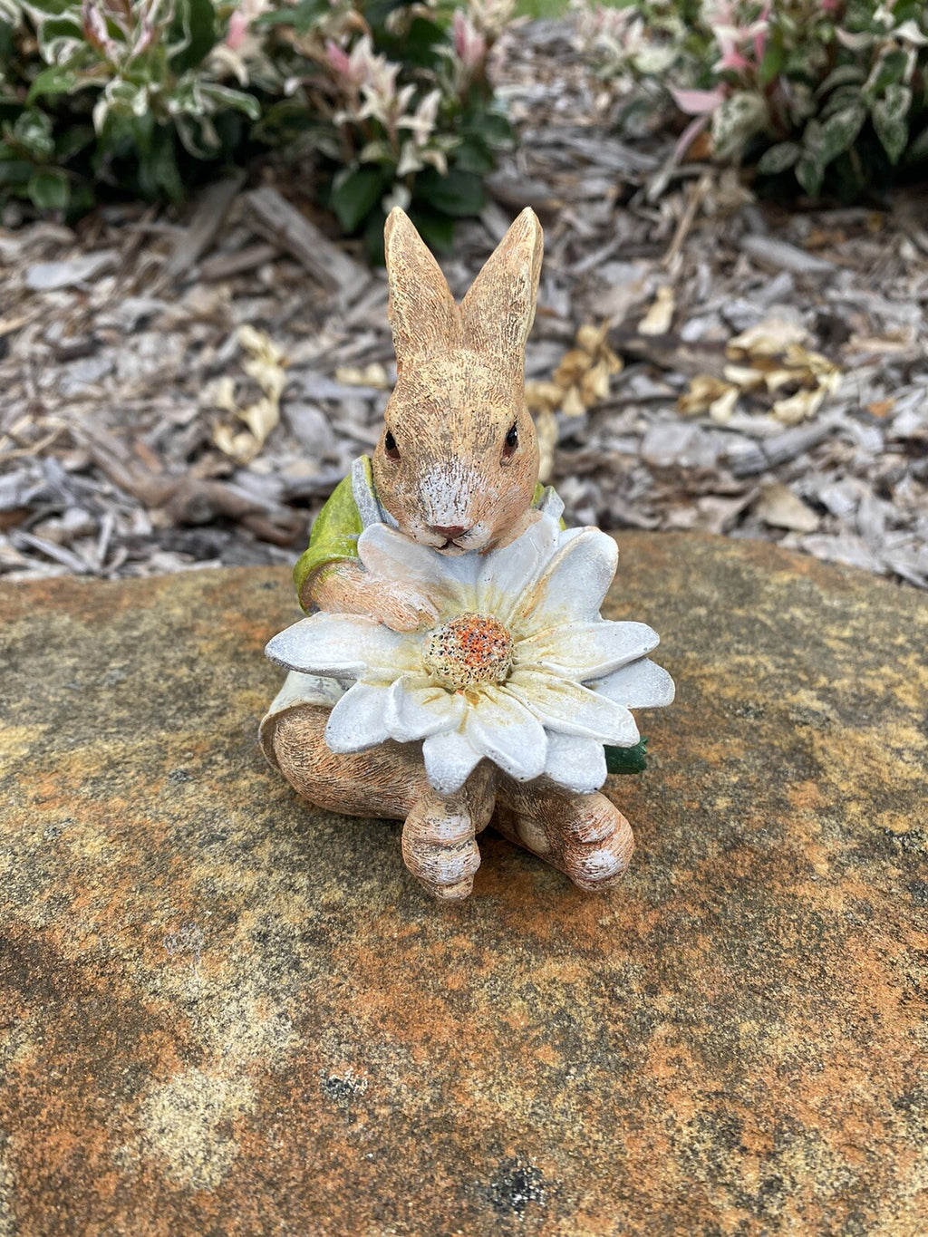 RABBIT BUNNY PAIR HOLDING DAISES ANIMAL GARDEN STATUE ORNAMENT FIGURINE