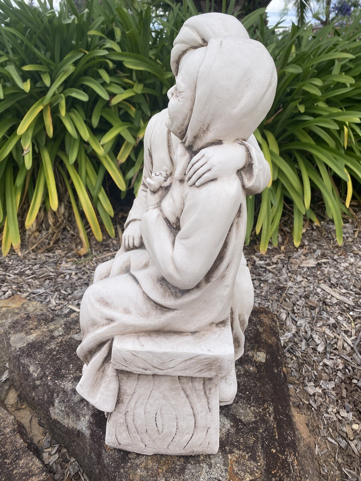 Grandpa Giving Grandma A Kiss Garden Statue Figurine Sculpture Ornament