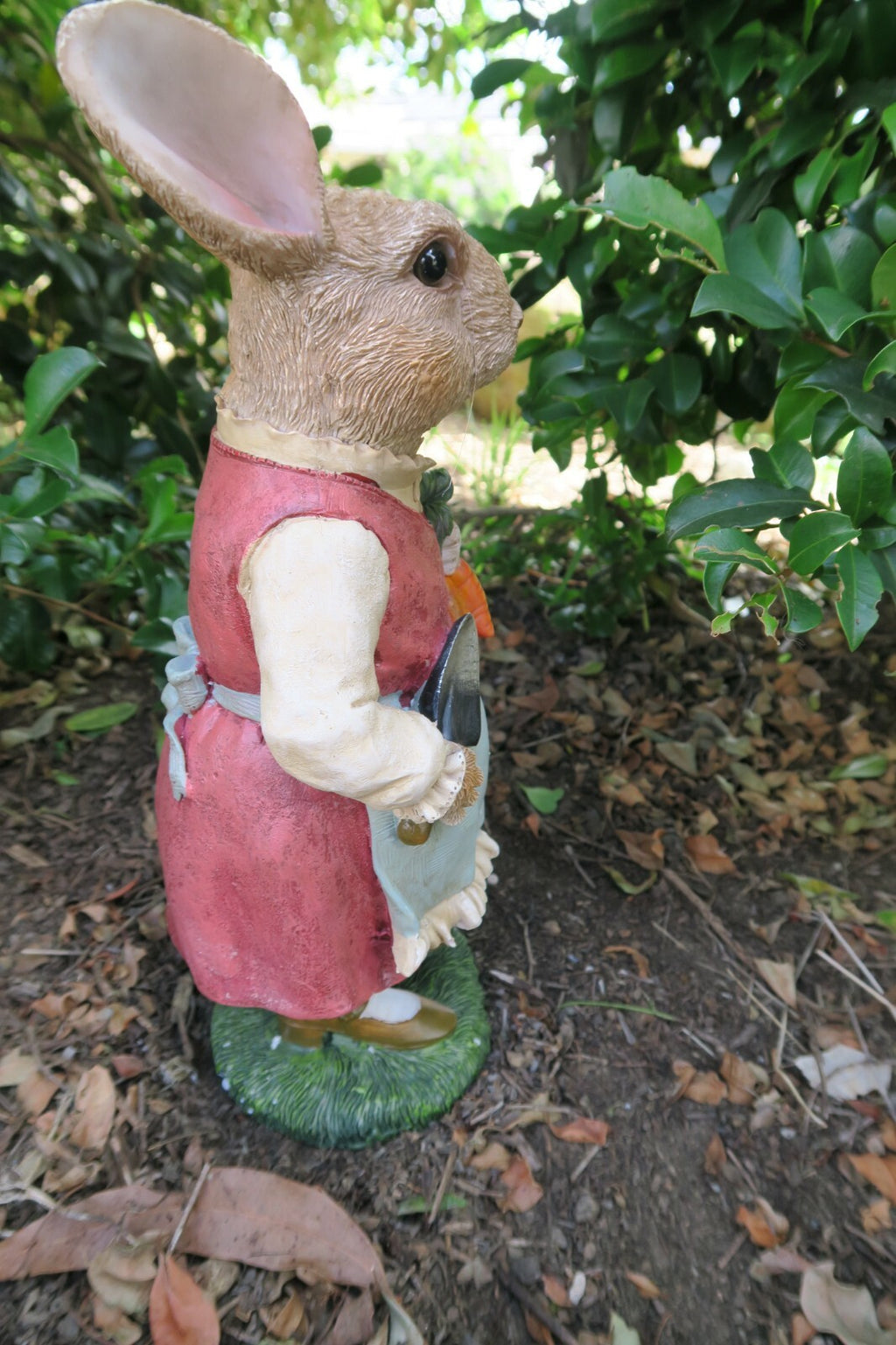 Willow Mother Rabbit Statue With Spade and Carrot Garden Statue lawn Ornament