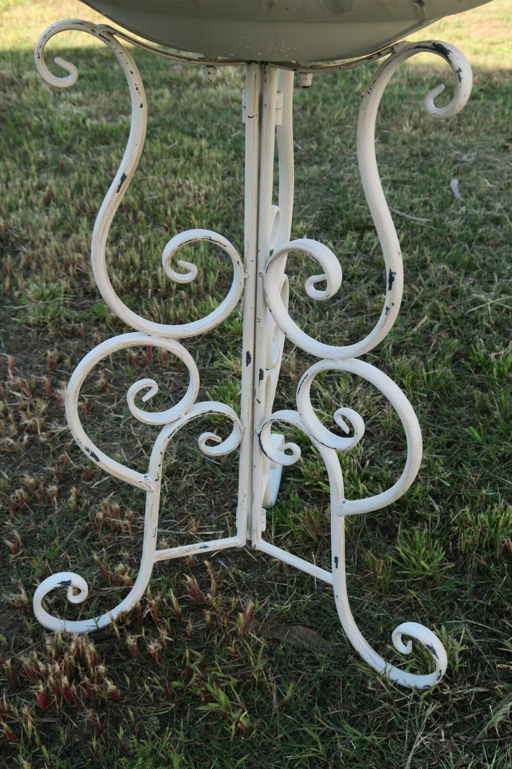 Wild Bird Bath Feeder Food Station Garden Ornaments Metal White Pad Bee Water