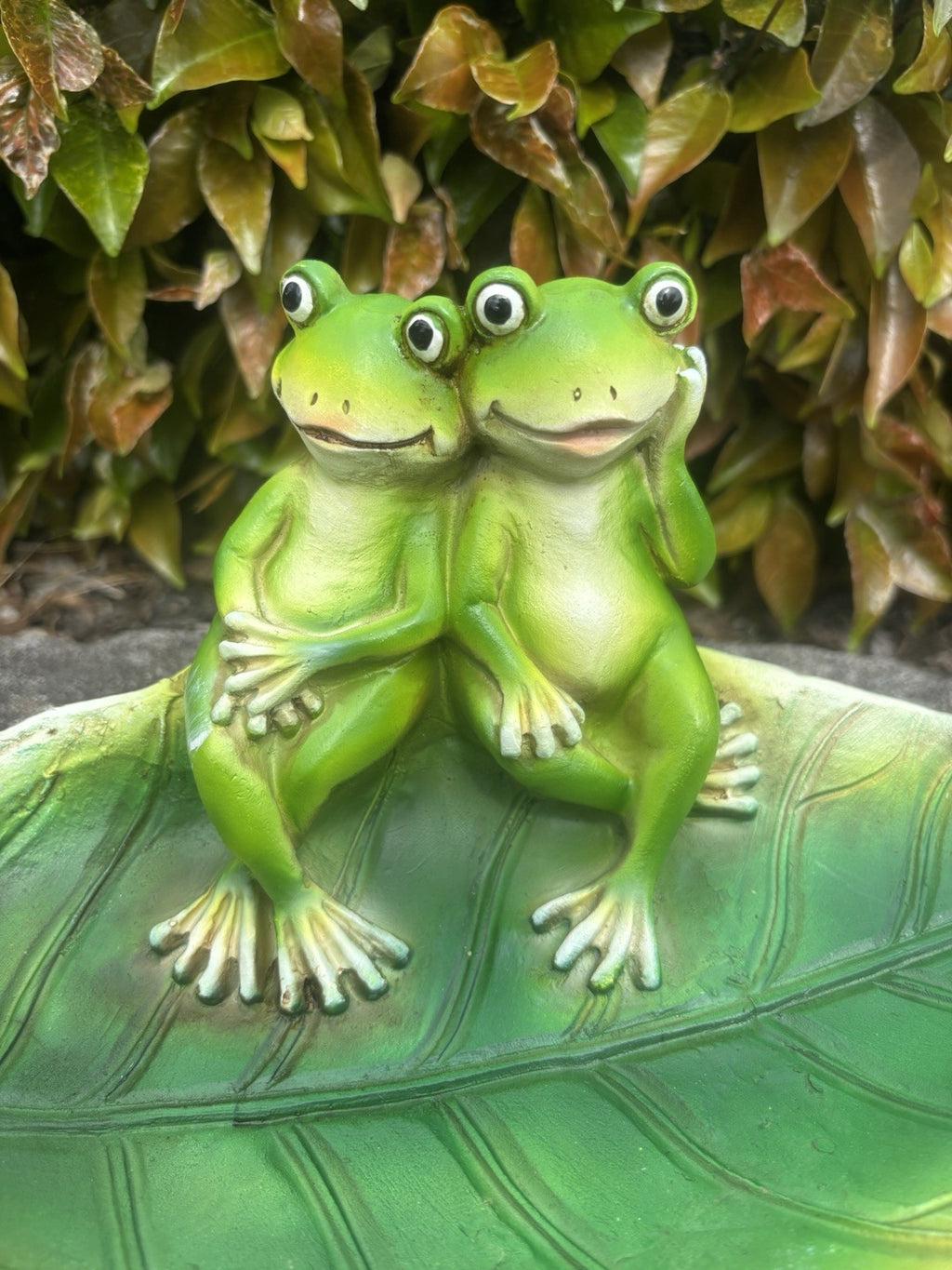Frog Bird Feeder Fibre Clay Garden Ornament Green Leaf Outdoor Décor