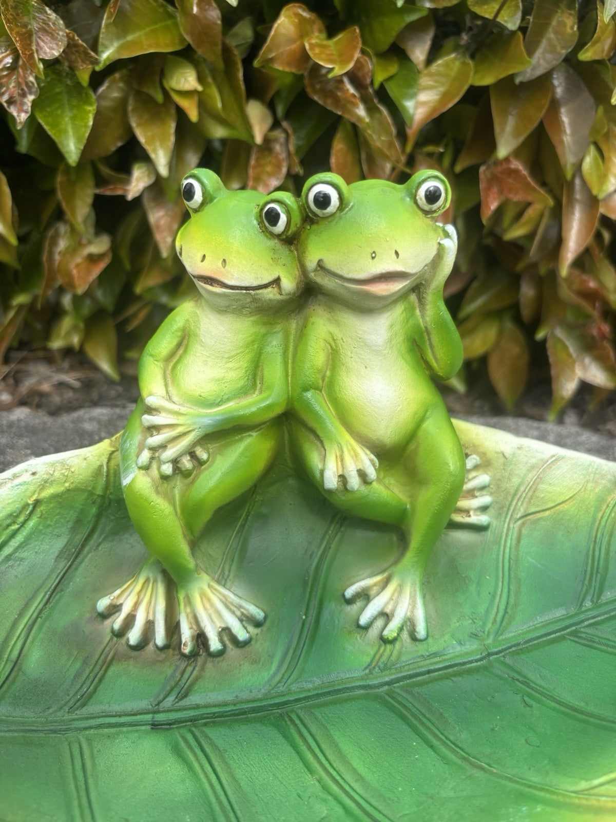 Frog Bird Feeder Fibre Clay Garden Ornament Green Leaf Outdoor Décor