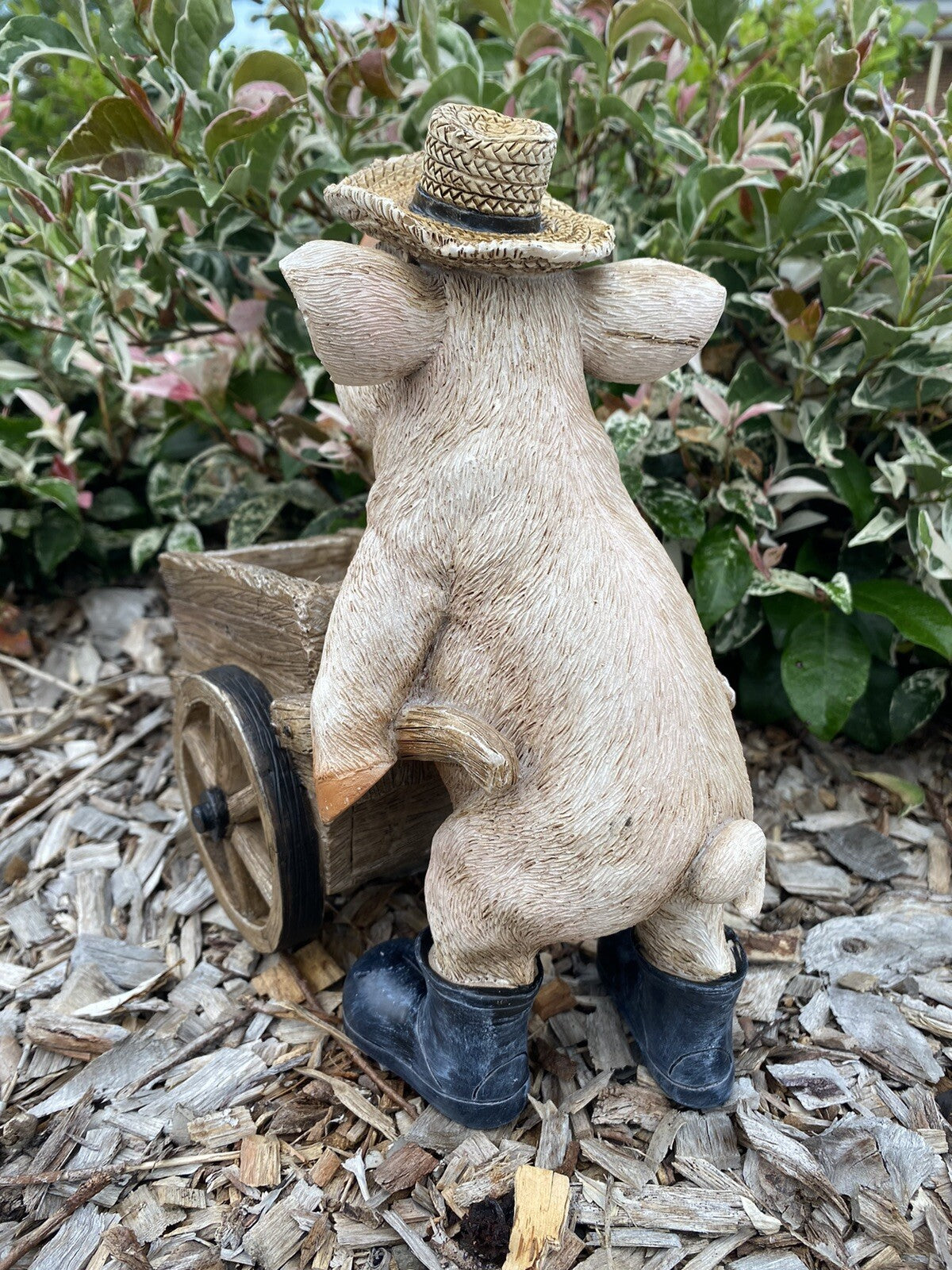 PIG PUSHING A WHEELBARROW  FARM ANIMAL GARDEN STATUE ORNAMENT FIGURINE
