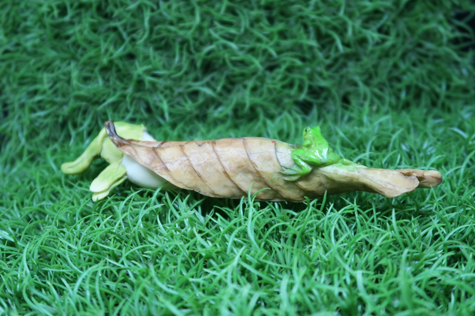 BABIES OF THE FORREST SLEEPING ON A LEAF WITH FROG AISLINN STATUE ORNAMENT